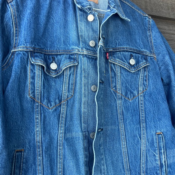 CLEAN Levis size Large Denim Trucker Jacket Blue Jeans - Picture 2 of 4